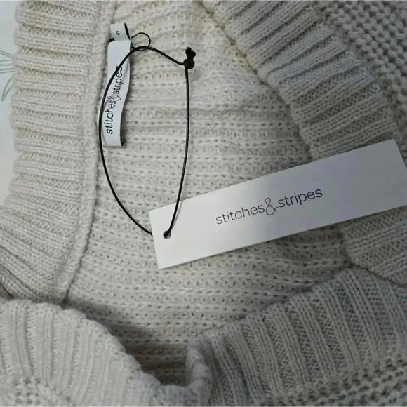 Stitches & Stripes Sz Small. Cozy V neck pull over sweater. Sold on Revolve - Picture 3 of 3